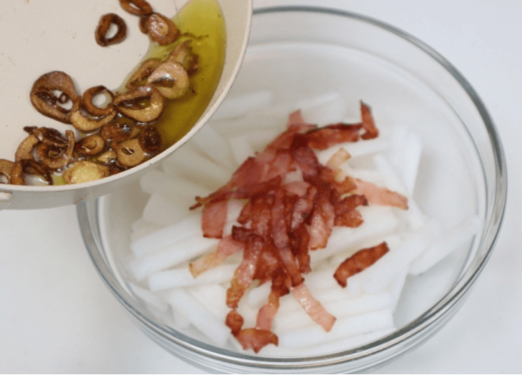 ナッツとベーコンの大根サラダ