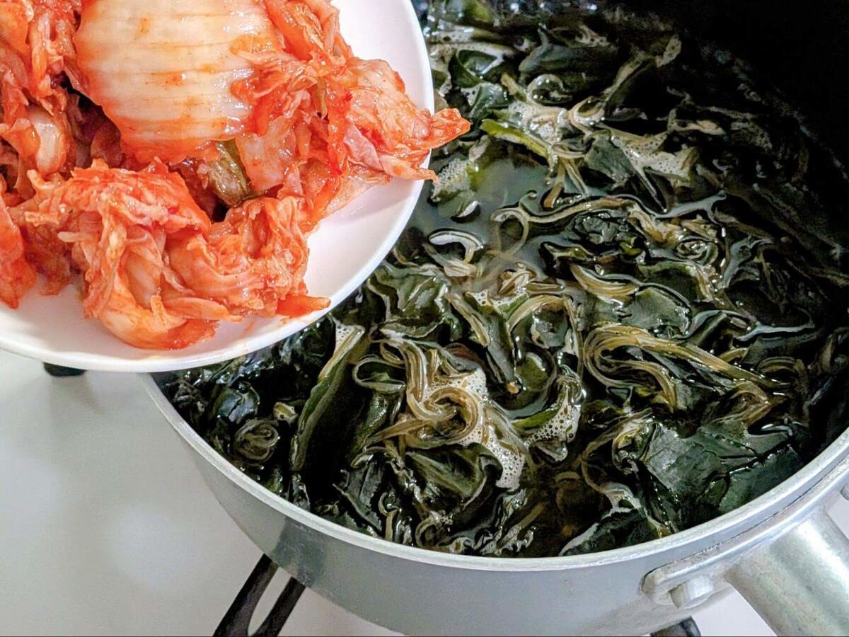 有賀薫さん「ピリ辛海藻の美腸スープ」