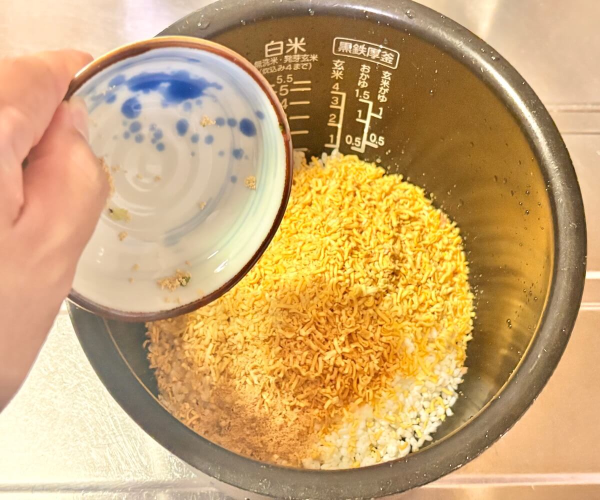 炊飯器で簡単!カップヌードルで作るシーフードピラフ