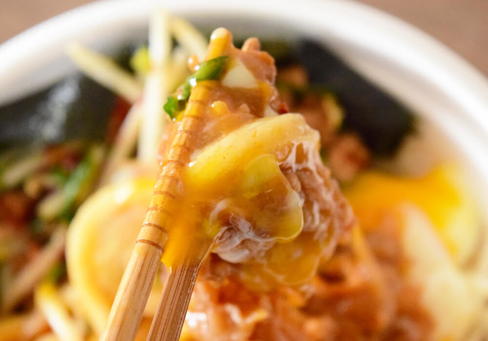 丸亀製麺「旨辛 肉盛りニラ玉ぶっかけうどん」