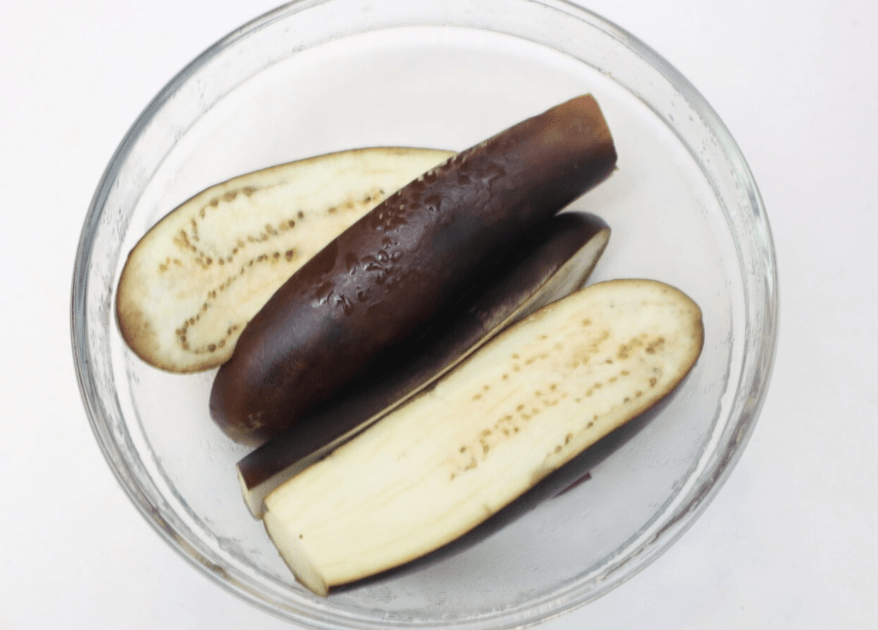 レンジで完結できちゃう♡「なすのピリ辛ユッケ風」