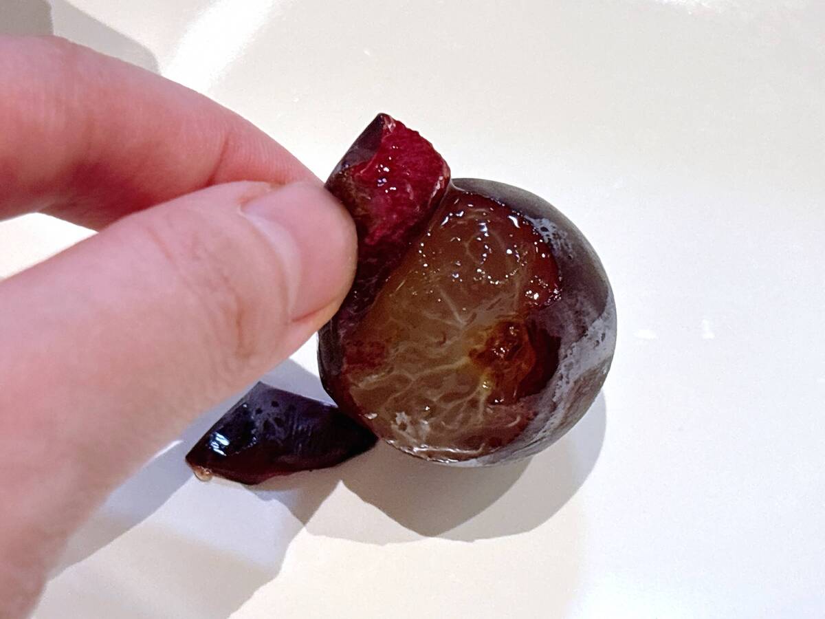 ぶどうの皮は「軸側から」剥かない！