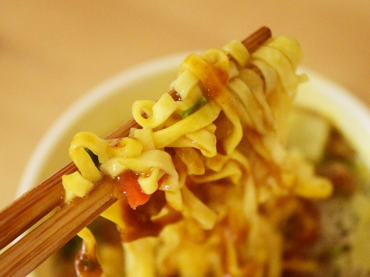 日清「カップヌードル」とイオン「コクとキレのしょうゆヌードル」食べ比べ