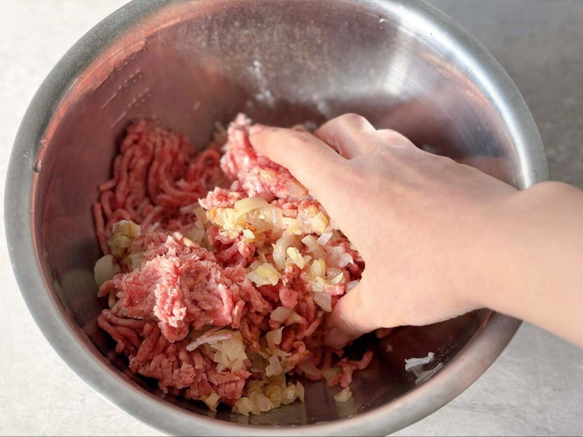 知らないとヤバイ！ハンバーグ作りのNG行動3選