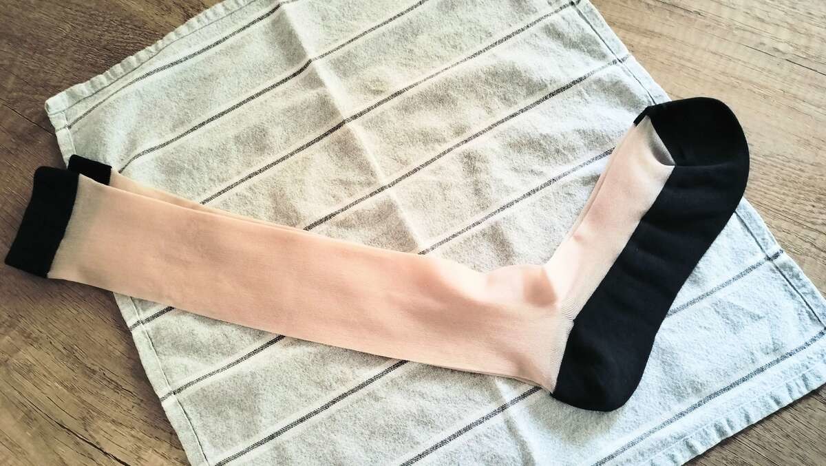 スリーコインズで見つけた「ストッキング風靴下」