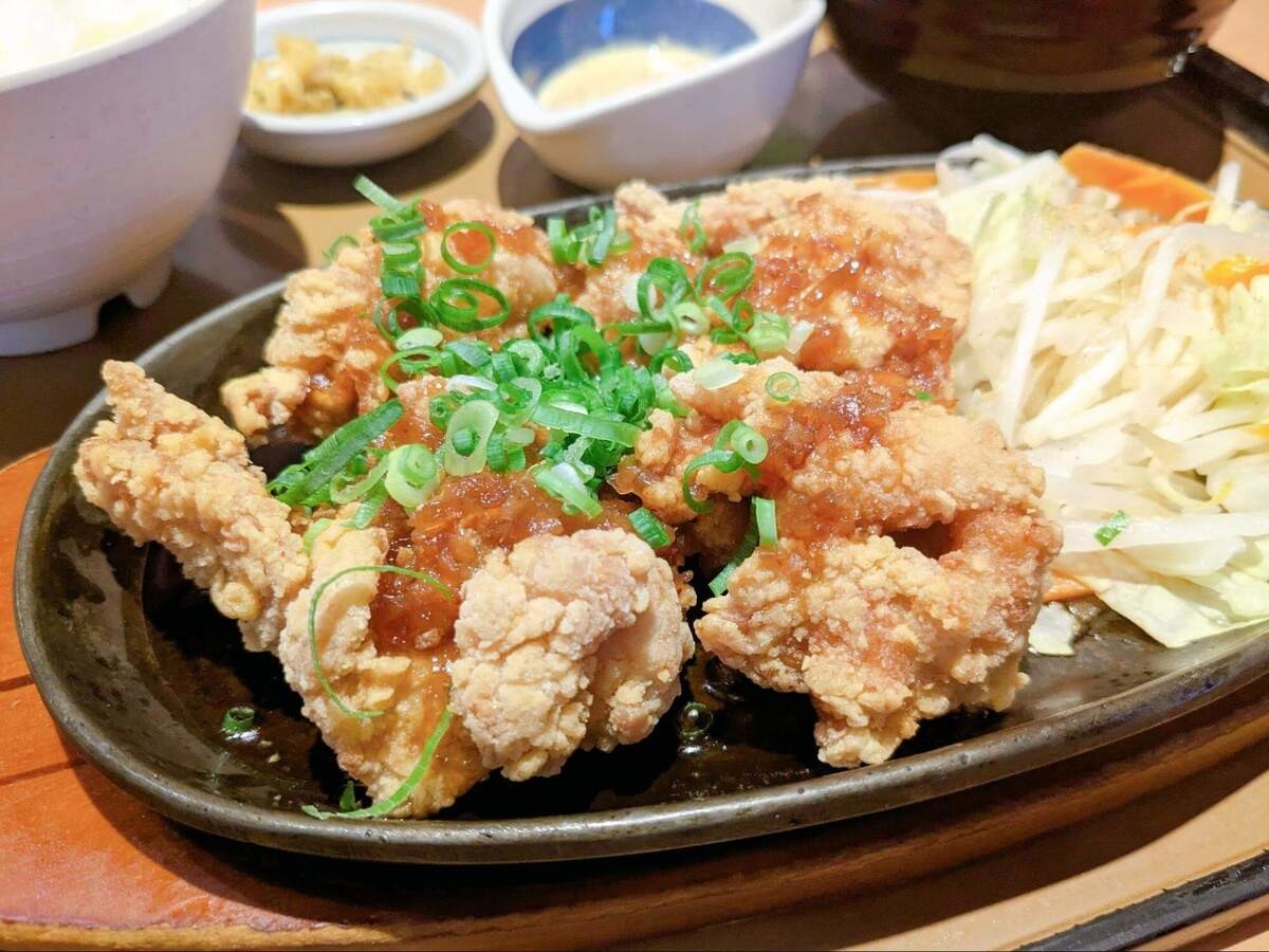 【やよい軒】鉄板フェア第2弾！絶品香味だれで食べる油淋鶏