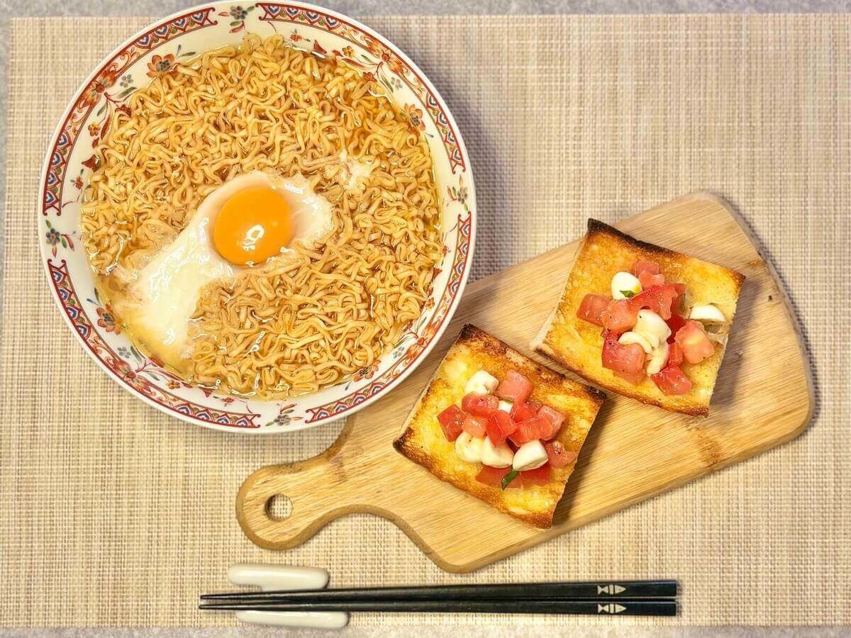 チキンラーメン&トマトとチーズのブルスケッタ