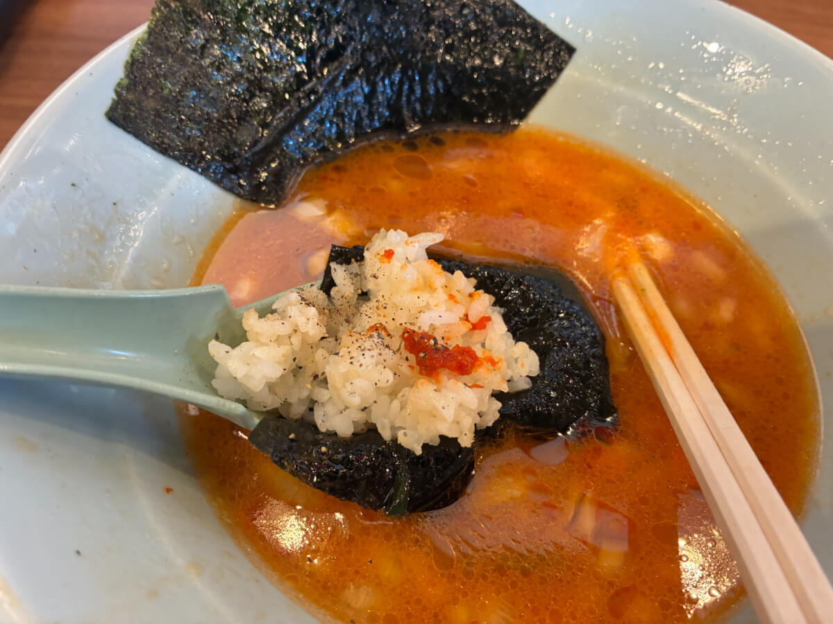 町田商店「豚骨醤油ラーメン＋ライス」の背徳感たっぷりの食べ方