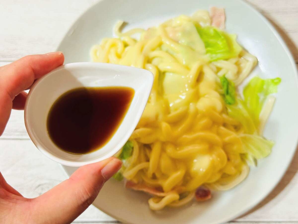 山本ゆりさんレシピ『キャベツとベーコンのチーズうどん』