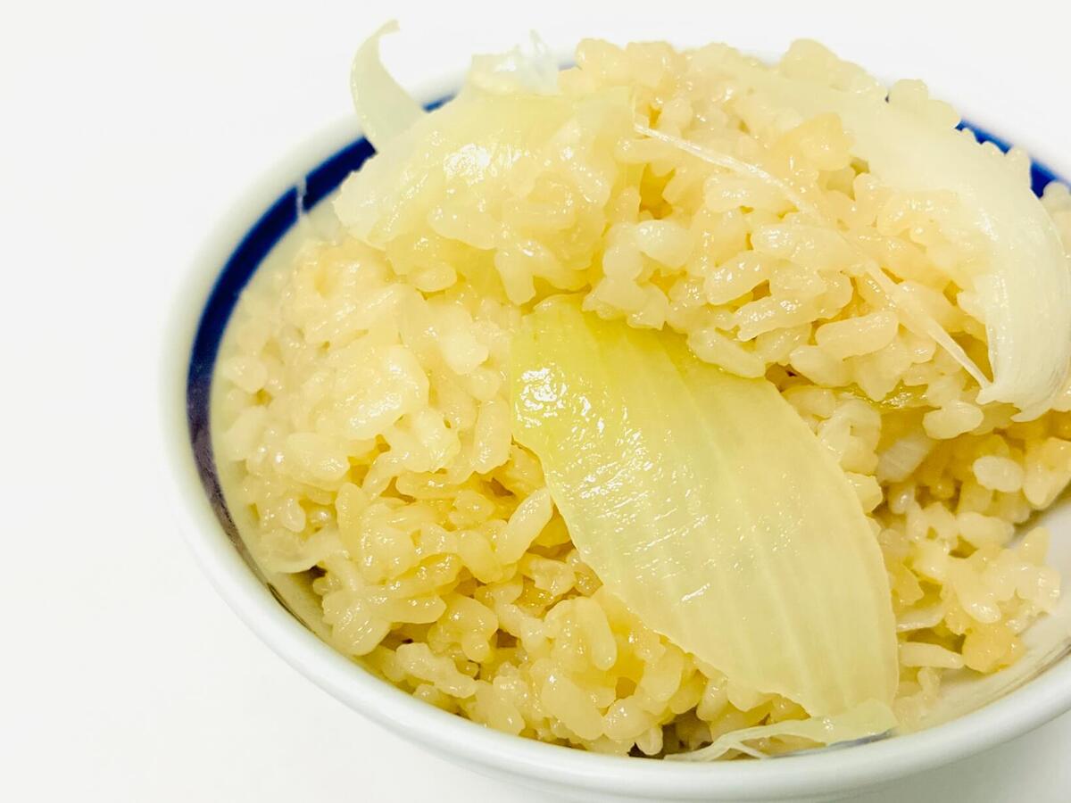サンドウィッチマン＆芦田愛菜の博士ちゃん「玉ねぎ丸ごと炊き込みご飯」のレシピ