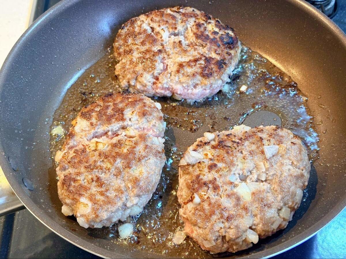 玉ねぎたっぷり超簡単！肉汁たっぷりハンバーグ