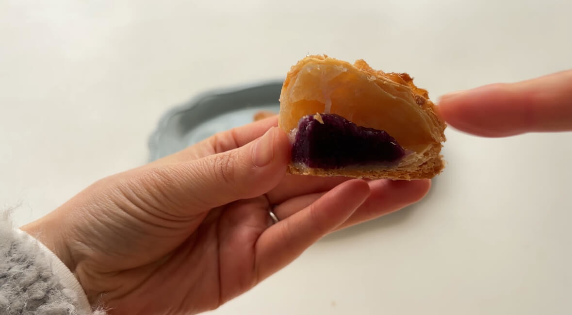 シャトレーゼおすすめ①「むらさき芋のあんこもちパイ」