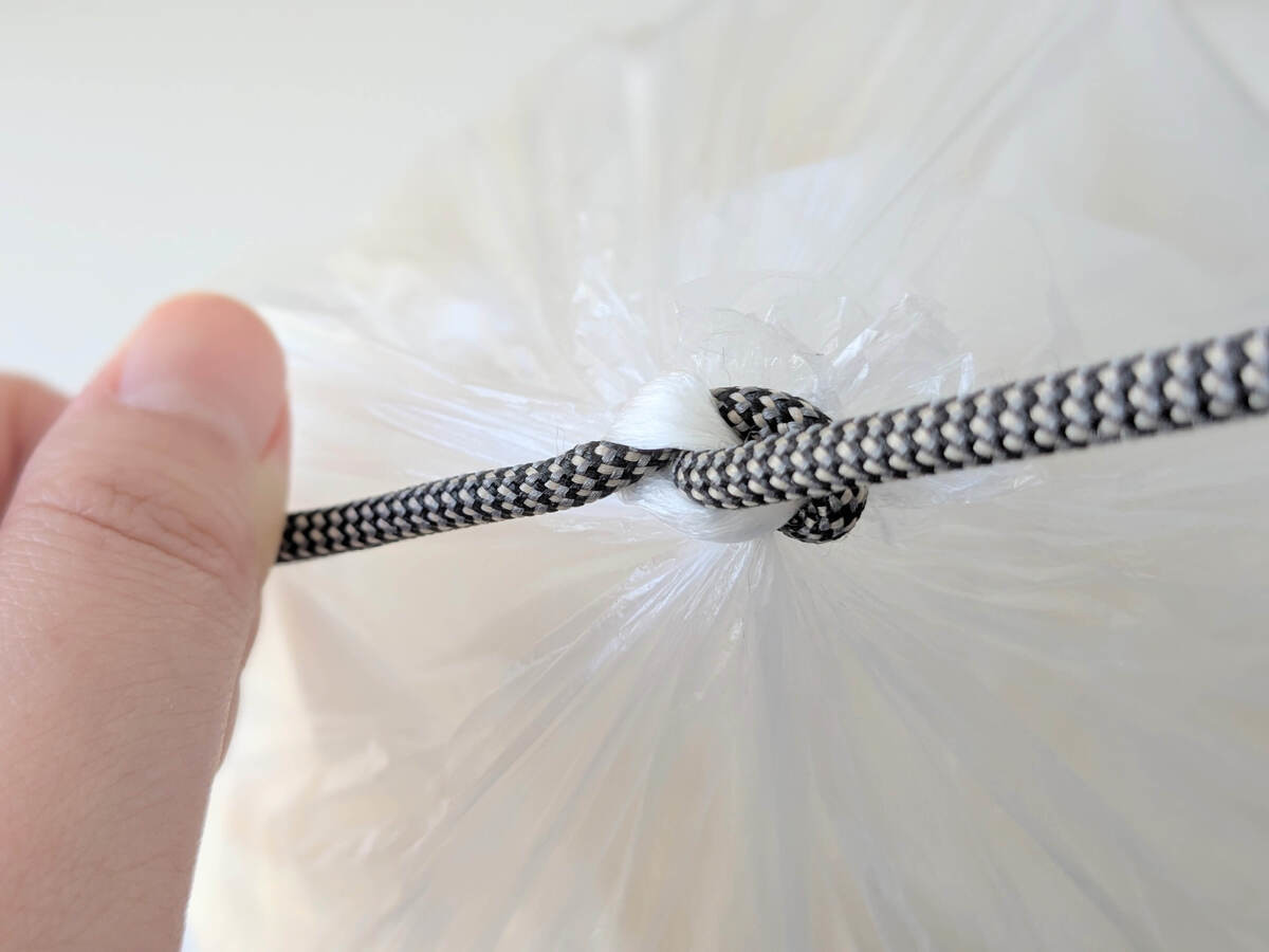 パンパンになったポリ袋を簡単に縛る裏ワザ