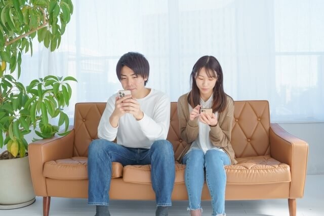 【弁護士が回答】夫婦でも相手のスマホを無断で見るのは違法！？