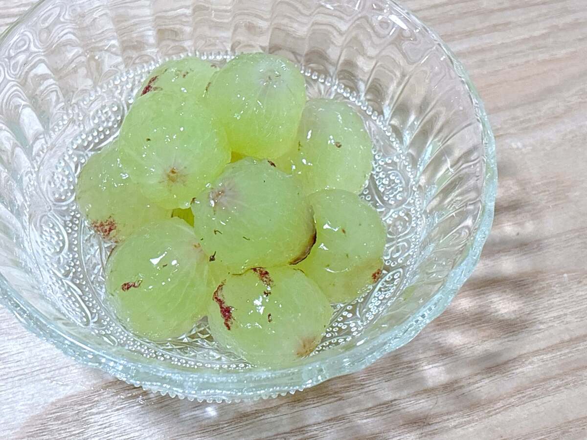 ぶどうの皮は「軸側から」剥かない！