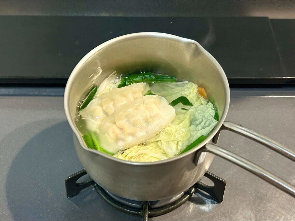 ギョーザの具だくさん豆乳みそスープ