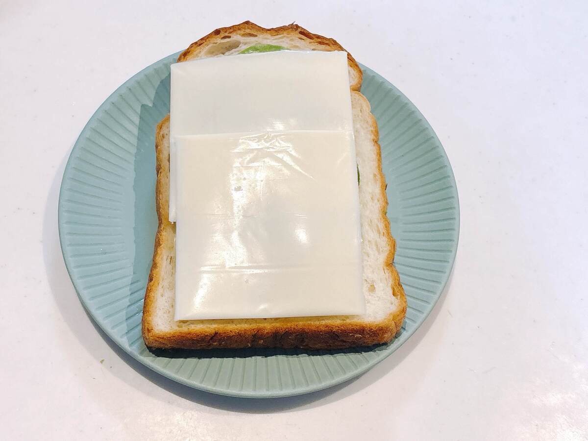 「アボカドチーズ食べるラー油天かすトースト」のレシピ