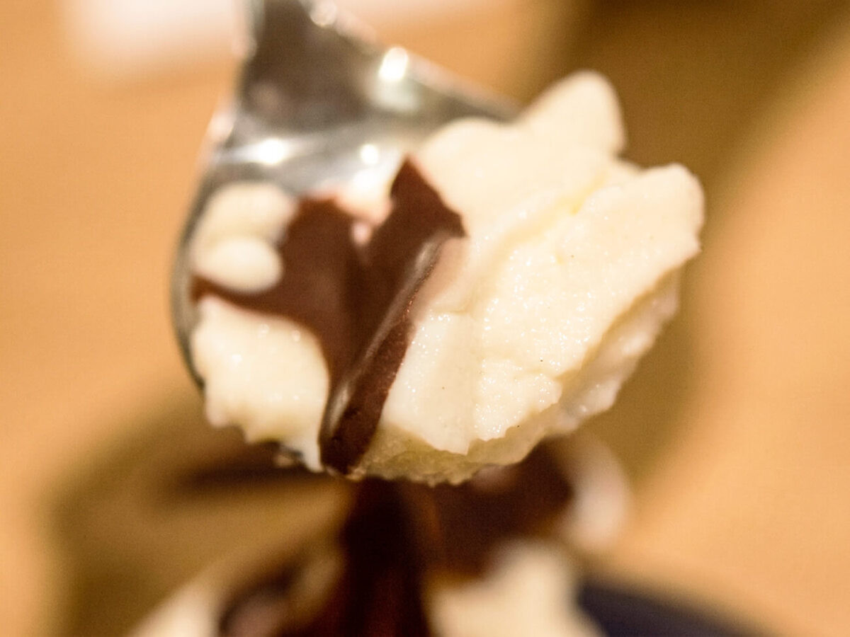 資さんうどんの「パリパリチョコソフト」を食べ比べ