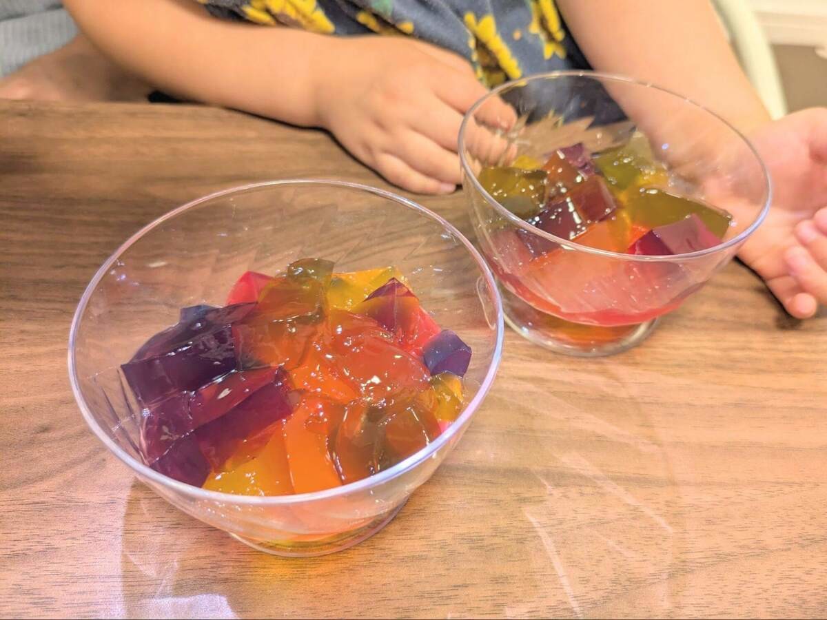 まるで色水遊び！？「カラフルゼリーの素」