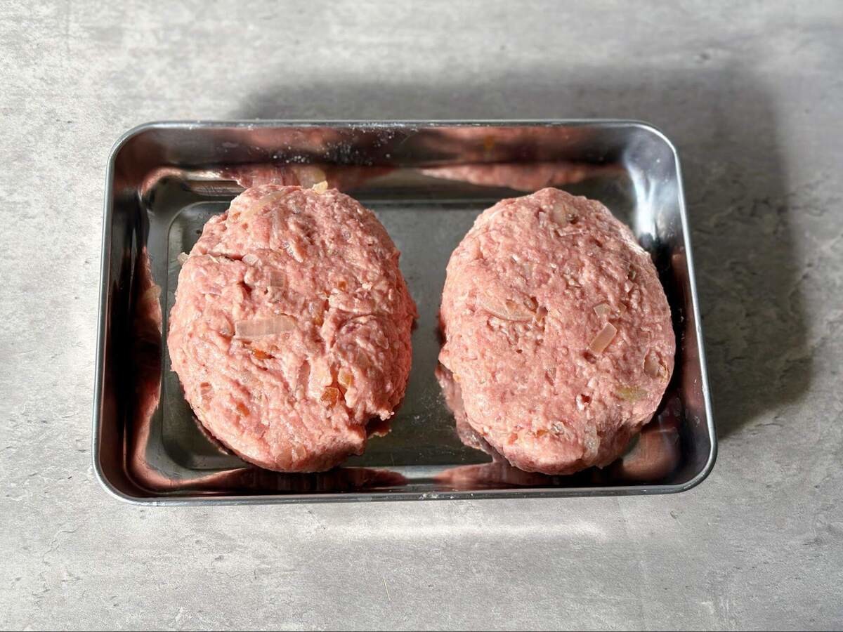 知らないとヤバイ！ハンバーグ作りのNG行動3選
