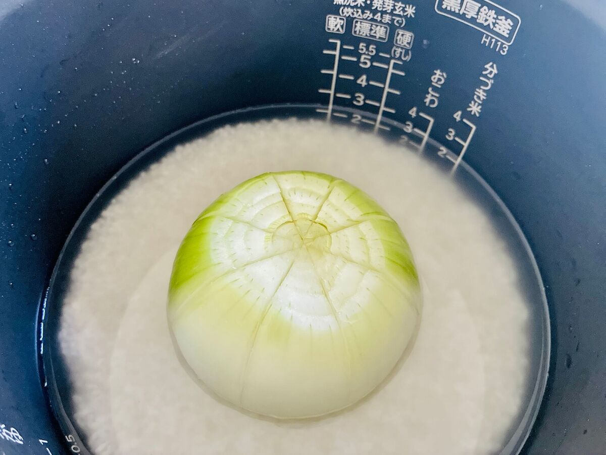 サンドウィッチマン＆芦田愛菜の博士ちゃん「玉ねぎ丸ごと炊き込みご飯」のレシピ