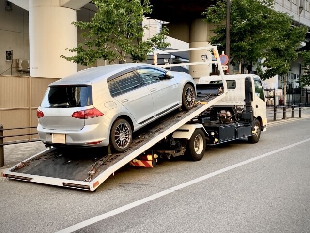 車が冠水してしまったら、まずやってほしいこと