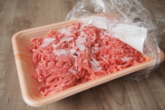 冷凍肉を室温で常温解凍するリスクと、より安全な解凍方法