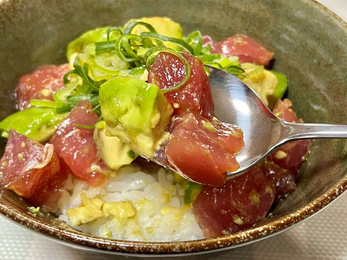 ヒガシマル醤油公式「まぐろとアボカドのうどんスープポキ」のレシピ