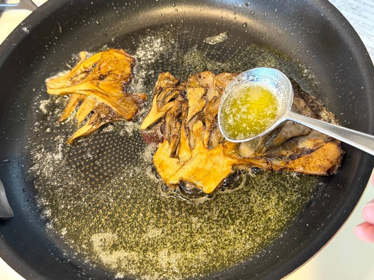 アキオさん「旨味凝縮!カリカリ舞茸のプレスステーキ」