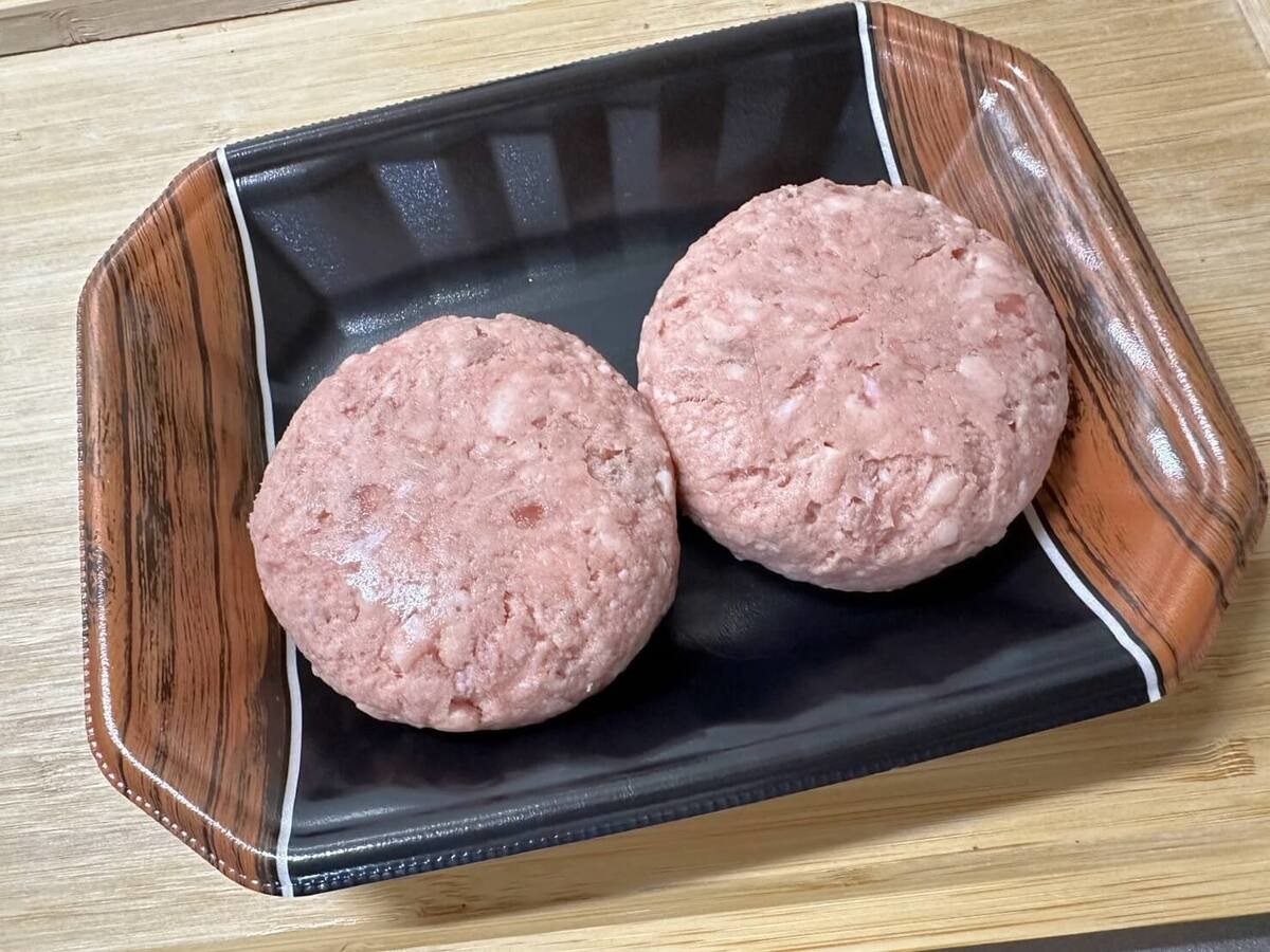 トライアル店員さんも太鼓判！名物『生ハンバーグ』