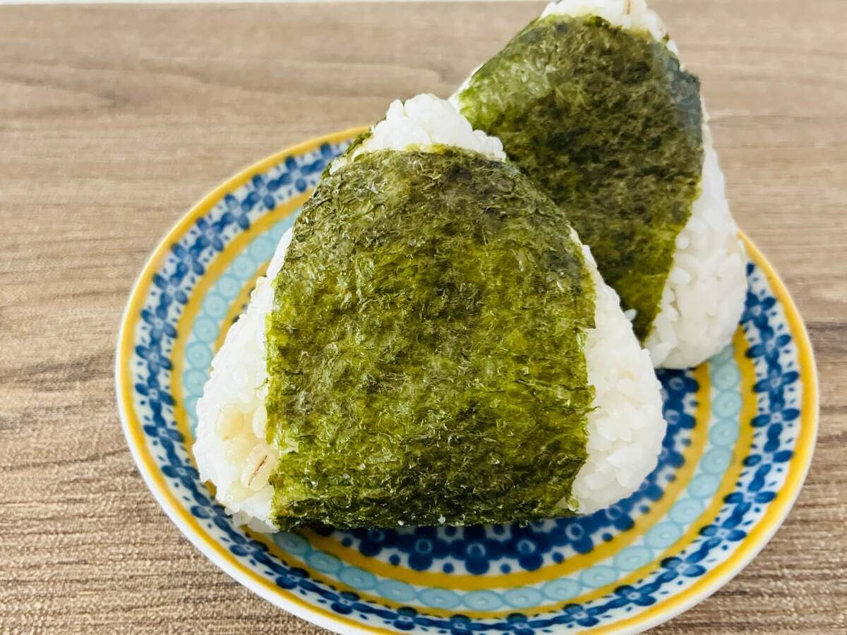 エビシューマイでエビマヨ風おにぎり