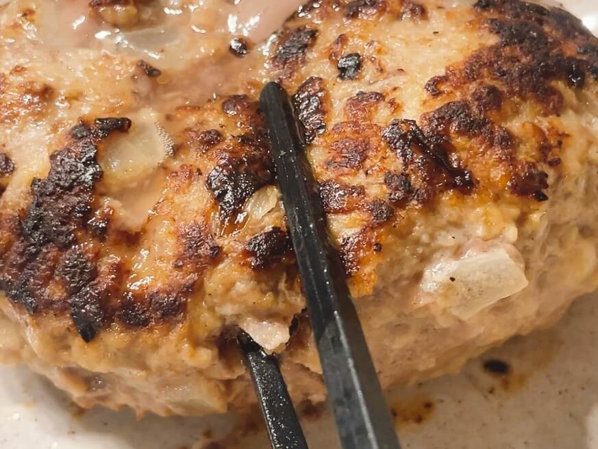 ハンバーグに氷(クラッシュアイス)を入れて焼くレシピ