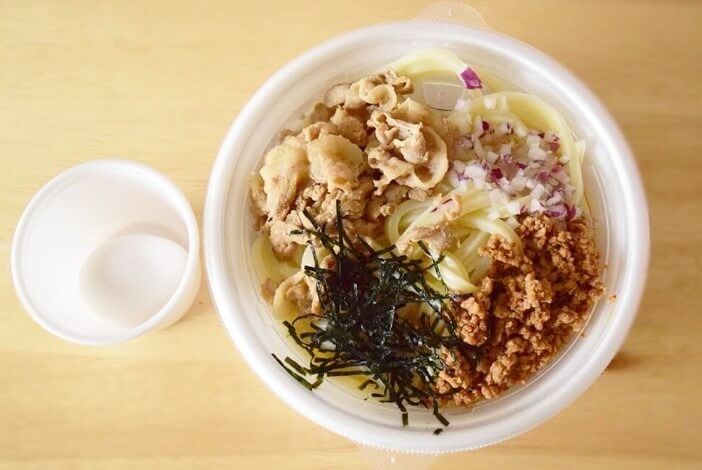 2024年の「旨辛 肉盛りまぜ玉うどん」