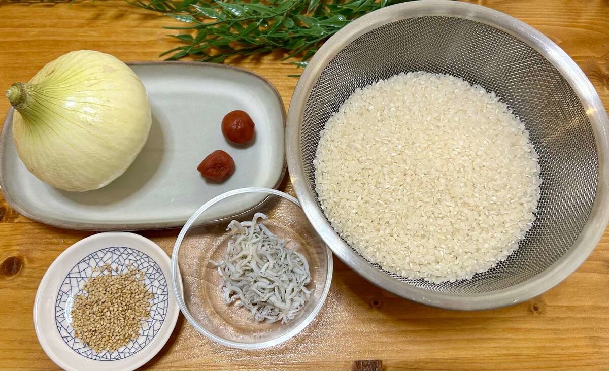 新たまねぎと梅干しの炊き込みご飯