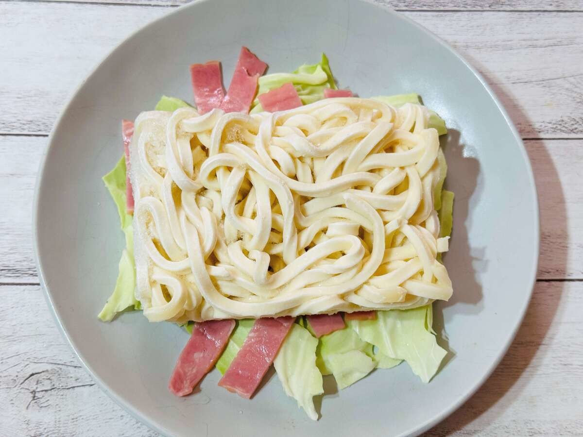 山本ゆりさんレシピ『キャベツとベーコンのチーズうどん』