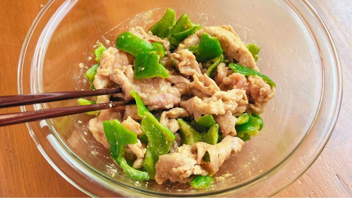 「豚こまとピーマンの甘から炒め風」のレシピ