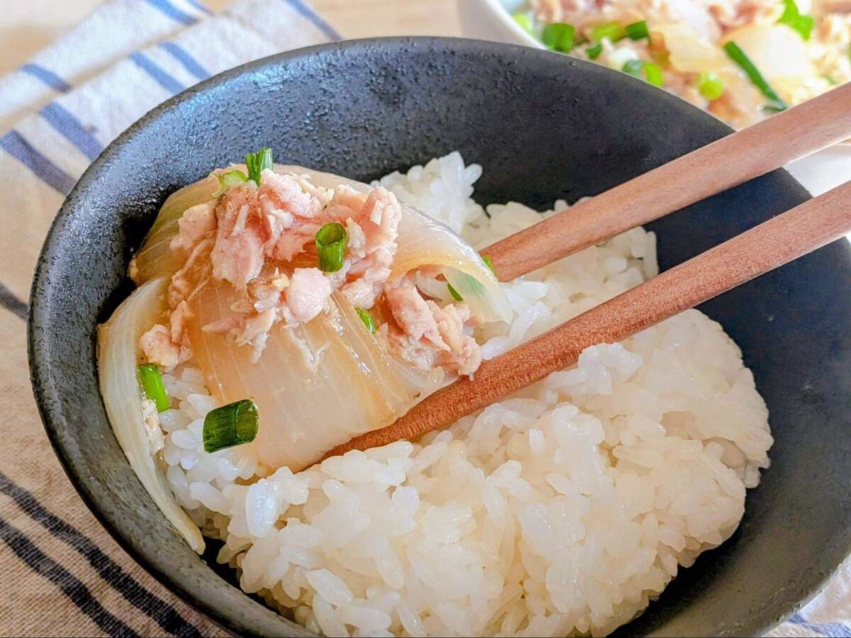 なお|農家のおかんのお野菜レシピ「新玉ねぎのツナバター蒸し」