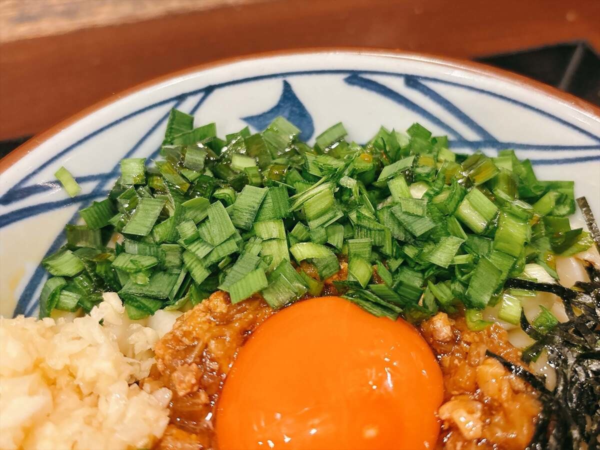 【丸亀製麺】注目の新作「肉辛まぜうどん」を実食レビュー