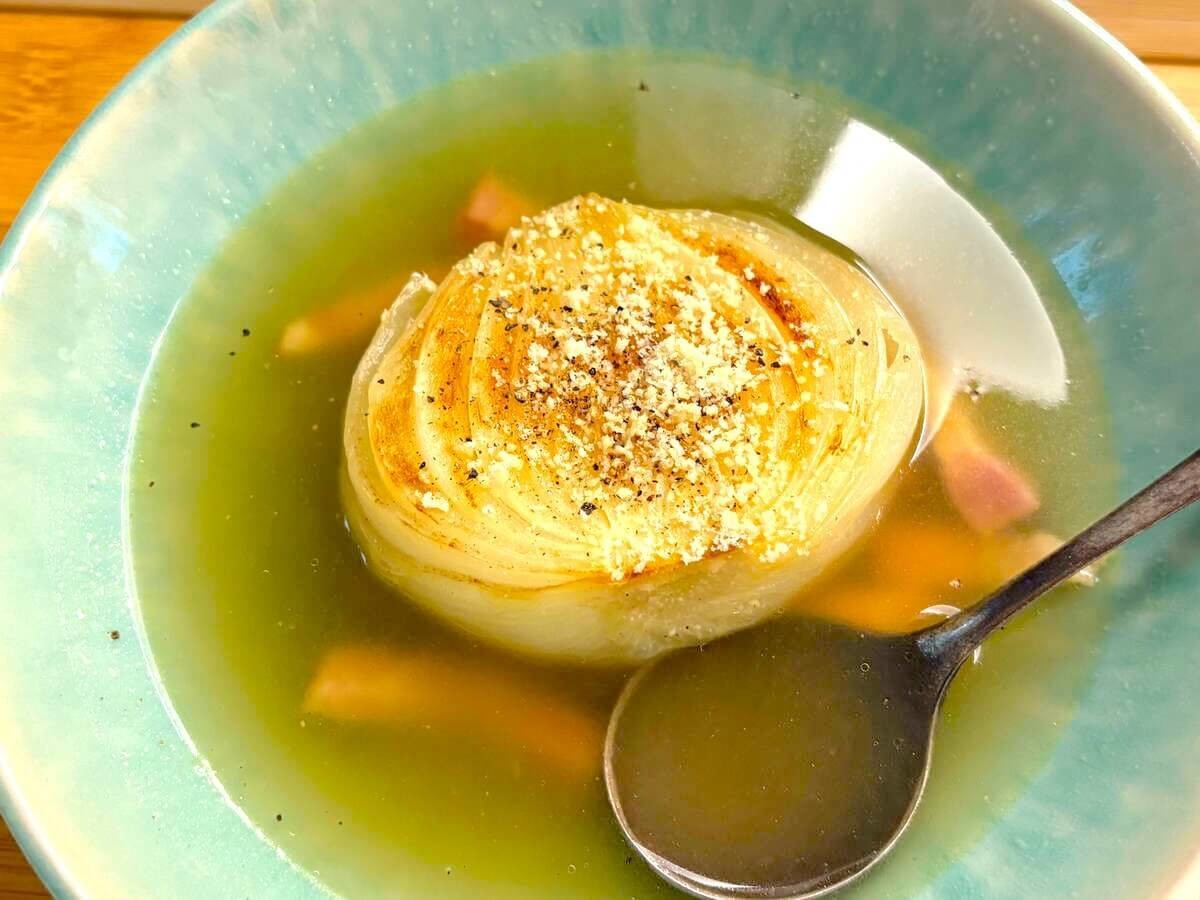 まりこさん「焼き玉ねぎ丸ごとスープ」