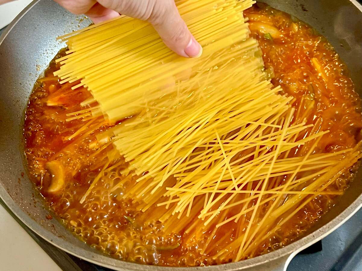 カゴメ公式「フライパンひとつで！フレッシュトマトのナポリタン」のレシピ