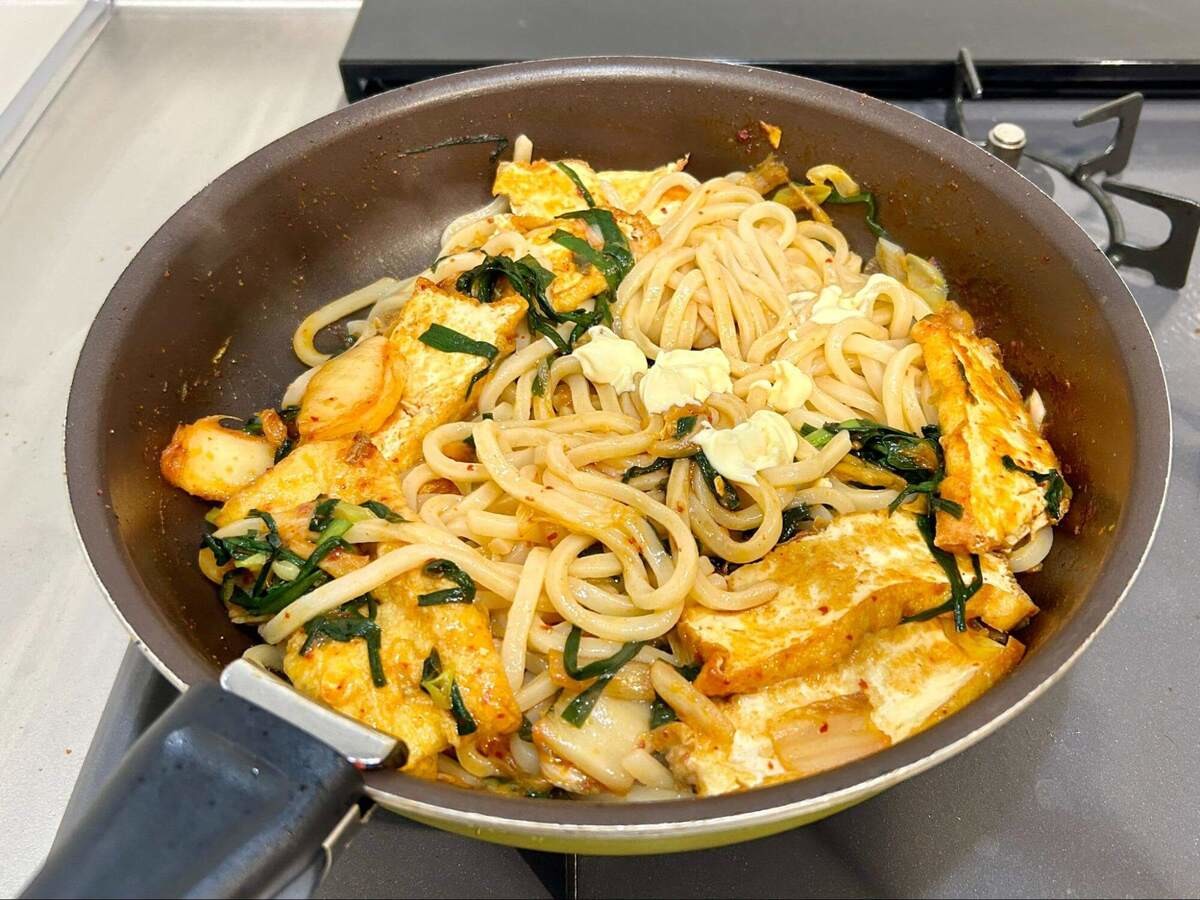 「キムチ厚揚げ焼きうどん」