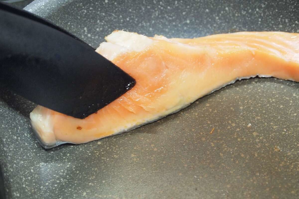 ZIPで話題！蒸し焼きでふっくら？【“ギョーザ方式”の焼き鮭