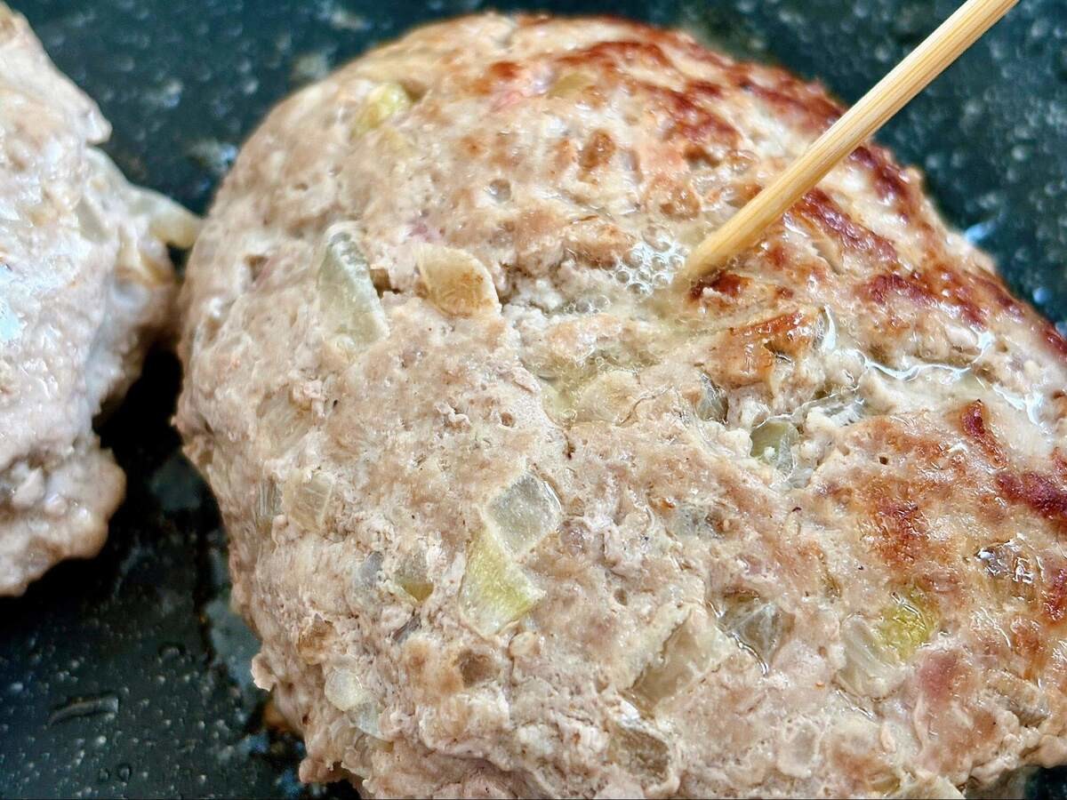 知らないとヤバイ！ハンバーグ作りのNG行動3選