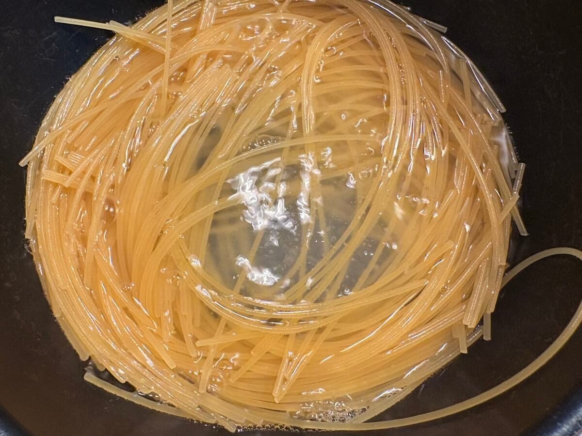 「フライパン1つで完結！サンマ蒲焼缶詰のパスタ」