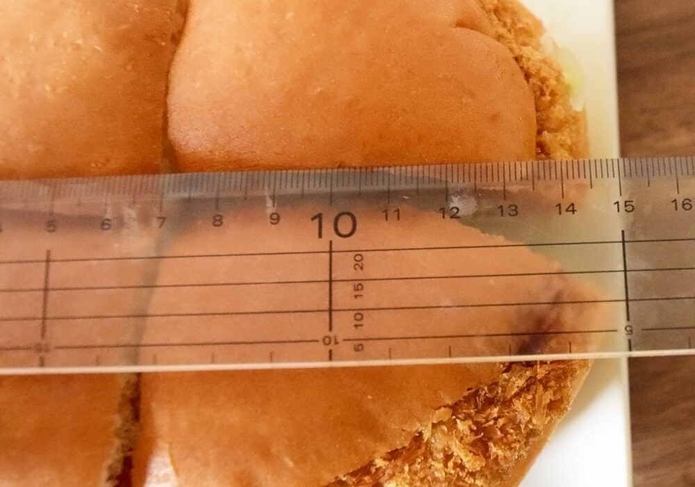 「ドデカメンチバーガー」と「ドデカチーズメンチバーガー」