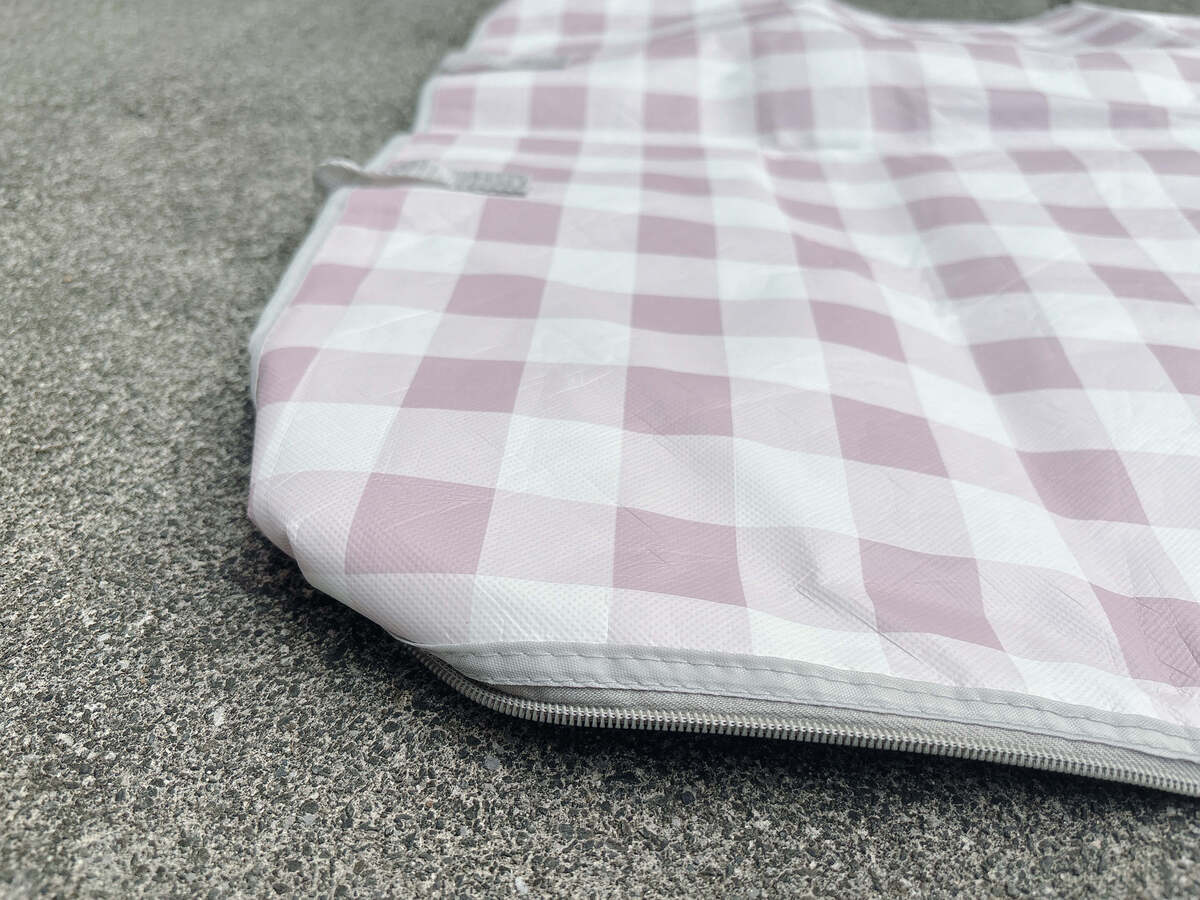 「レジャーシート」が“風で飛ばされない裏ワザ”