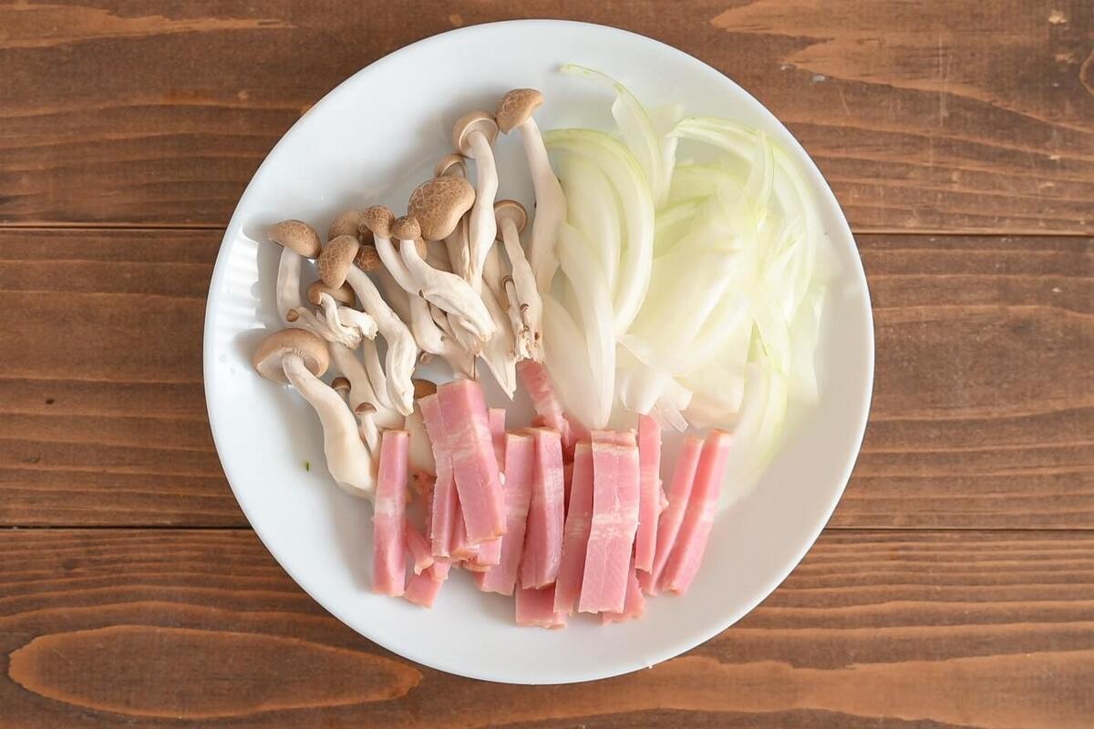 「厚切りベーコンときのこのぽん酢カルボナーラ風」
