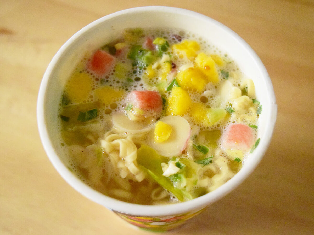 日清「カップヌードル」とイオン「コクとキレのしょうゆヌードル」食べ比べ