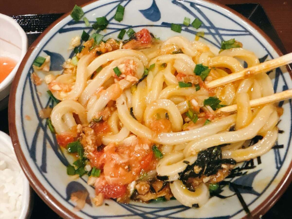 【丸亀製麺】注目の新作「肉辛まぜうどん」を実食レビュー