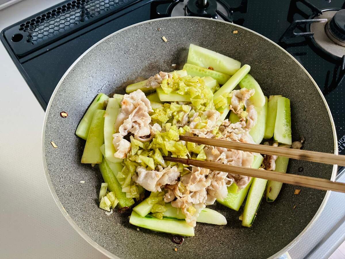 きゅうりと豚バラのにんにく塩炒め